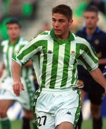 El jugador gaditano subi¨® al primer equipo en la temporada 2000/01, el a?o anterior el Betis descendi¨® de categor¨ªa, pero con Joaqu¨ªn en el equipo ascendieron en su ¨²nica temporada en Segunda.