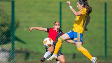 Evelyn Gonz&aacute;lez y Katty Mart&iacute;nez le dieron el triunfo a unas Tigres que le cedieron el bal&oacute;n a Atlas, pero supieron ser certeras frente al arco de Ana Gaby Paz.