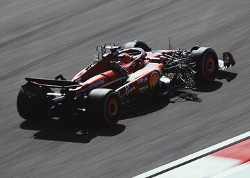 El Ferrari del monegasco Charles Leclerc sobre la pista del Circuito Internacional de Bahréin.