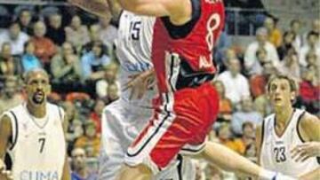 <b>DECISIÓN. </b>Valiente entrada de Rakocevic bajo el aro italiano.