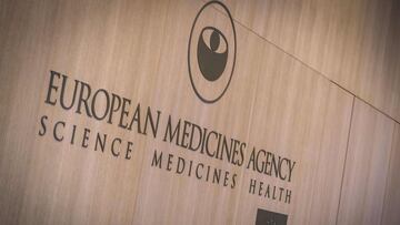 (FILES) This file photo taken on November 15, 2019, shows the logo of the European Medicines Agency (EMA) at the entrance of its new building headquarters in Amsterdam. - The EU&#039;s medicines regulator, which is currently weighing up whether to give sp