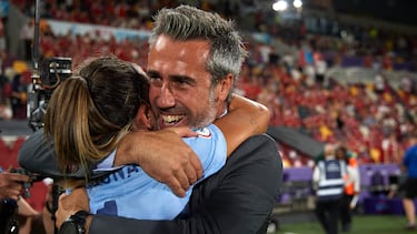 Jorge Vilda, seleccionador de España, se abraza con la jugadora Marta Cardona, autora del gol de la victoria de España sobre Dinamarca en la Eurocopa femenina.