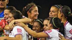 Las jugadoras de Costa Rica celebran el gol del empate logrado por  Karla Villalobos justo al final del partido.