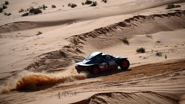 Audi's hybrid Spanish drivers Carlos Sainz and co-driver Lucas Cruz compete during the Stage 5 of the Dakar 2023 around Ha'il, Saudi Arabia, on January 5, 2023. (Photo by FRANCK FIFE / AFP)