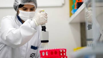 Científicos buscando combatir el virus.