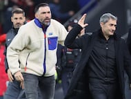 BILBAO, 20/02/2026.- Los técnicos del Athletic Club, Ernesto Valverde (d) y del Elche, Eder Sarabia, a la finalización del partido correspondiente a la jornada 25 de LaLiga que Athletic Club y Elche CF han disputado este viernes en el estadio de San Mamés, en Bilbao. EFE/Luis Tejido