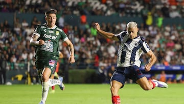 MEX9717. LEÓN (MÉXICO), 11/08/2025.- Rodrigo Echeverria (i) de León disputa un balón con Germán Berterame de Monterrey este lunes, en un partido de la Liga MX entre León y Monterrey en el estadio León en Guanajuato (México). EFE/ Luis Ramírez