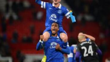 Bryan Oviedo y Distin celebran la victoria ante el United. 