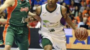 Woodside trata de frenar el avance de Jayson Granger.