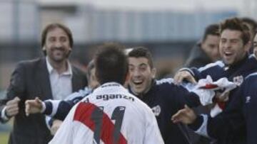 <b>UNIDAD. </b>Aganzo celebra su gol junto a sus compañeros Borja, Coke y Míchel, en el banquillo.
