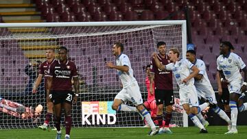 Salerno (Italy), 22/09/2023.- Frosinone's Simone Romagnoli jubilates with his teammates after scoring a goal during the Italian Serie A soccer match US Salernitana vs Frosinone Calcio at the Arechi stadium in Salerno, Italy, 22 September 2023. (Italia) EFE/EPA/MASSIMO PICA
