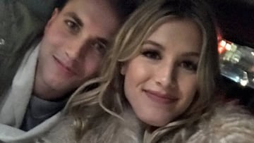 Genie Bouchard posa con el tuitero que le ganó una apuesta en la Super Bowl antes del partido de la NBA entre los Brooklyn Nets y Milwaukee Bucks.