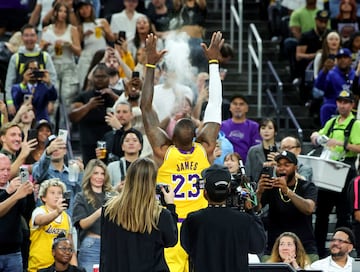 El ya ritual mítico de LeBron James antes del inicio del duelo frente a los Warriors.