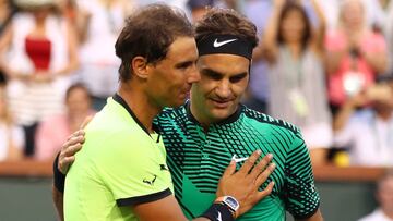Roger Federer y Rafa Nadal se saludan tras su partido en el BNP Paribas Open de Indian Wells en 2017.