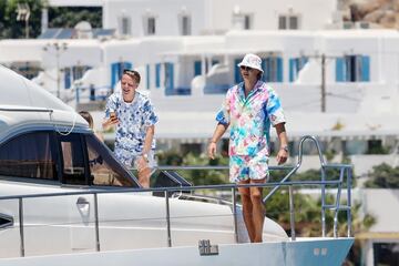 El futbolista disfruta de sus días de descanso al no poder disputar la Eurocopa de fútbol con su selección. El noruego ha salido a navegar junto a un grupo de amigos vestido con un look estampado muy atrevido.