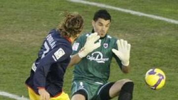 <b>FORLÁN NO FALLA.</b> Diego Forlán no falló y volvió a marcar el gol del Atlético.