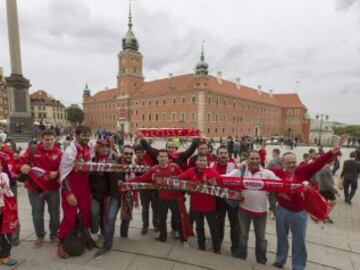 Miles de seguidores del Sevilla han llenado de colorido las calles de la capital polaca a la espera del partido.