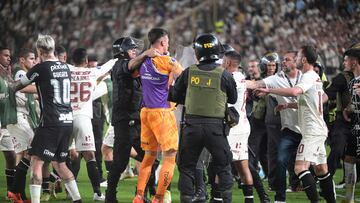 Roldán expulsa 5 jugadores en pelea en Universitario - Corinthians