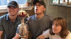 Jordan Spieth sopla la vela de su tarta de cumplea&ntilde;os sobre la Jarra de Clarete de campe&oacute;n del British Open.