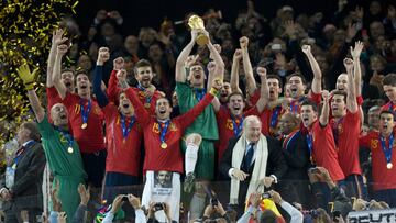 La Selección nos hizo tocar el cielo
La Selección de fútbol dirigida por Vicente del Bosque consiguió en 2010 el gran sueño de todo aficionado español tras tantas decepciones: el Mundial. En una final de infarto aparecieron en la prórroga Iker Casillas primero y Andrés Iniesta después para elevar a nuestros futbolistas a lo más alto por primera vez.