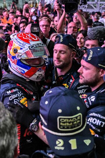 El piloto holandés de Red Bull Racing, Max Verstappen, celebra su tercer título mundial después de la carrera al esprint previa al Gran Premio de Fórmula Uno de Qatar en el Circuito Internacional de Losail.