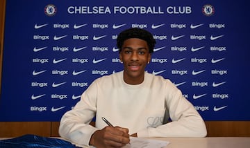 Josh Acheampong, jugador del Chelsea, firma su renovacin hasta 2029.