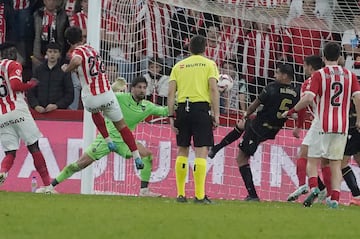 El central del Sporting fue providencial en la recta final del partido. Además,  fue decisivo a la hora de desactivar al peligroso ataque del Castellón.