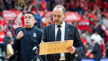 Chus Mateo, entrenador del Real Madrid, escribe en la pizarra durante el partido de Liga Endesa ante el UCAM Murcia.