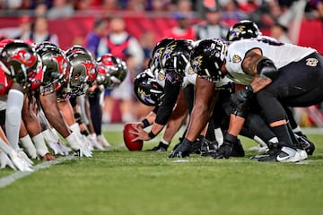 Tyler Linderbaum, el center de los Baltimore Ravens de la NFL, la liga estadounidense de fútbol americano, se prepara para un snap durante el partido que ganaron a los Tampa Bay Buccaneers (41-31) en la madrugada del lunes al martes, con una actuación destacada de su quarterback, Lamar Jackson, con cinco pases de touchdown.