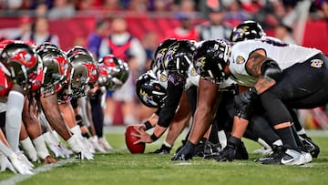 Tyler Linderbaum, el center de los Baltimore Ravens de la NFL, la liga estadounidense de fútbol americano, se prepara para un snap durante el partido que ganaron a los Tampa Bay Buccaneers (41-31) en la madrugada del lunes al martes, con una actuación destacada de su quarterback, Lamar Jackson, con cinco pases de touchdown.