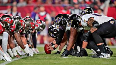 Tyler Linderbaum, el center de los Baltimore Ravens de la NFL, la liga estadounidense de fútbol americano, se prepara para un snap durante el partido que ganaron a los Tampa Bay Buccaneers (41-31) en la madrugada del lunes al martes, con una actuación destacada de su quarterback, Lamar Jackson, con cinco pases de touchdown.