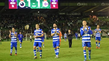 Varios jugadores del Deportivo saludan a la afici&oacute;n tras su empate en El Sardinero (1-1).