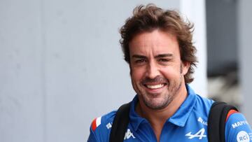Fernando Alonso en el paddock del Hungaroring durante el GP de Hungr¨ªa.