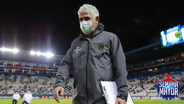 Ricardo Ferretti durante un partido de los Bravos de Juárez