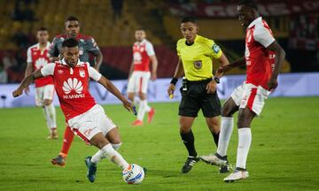 Con goles de Juan Roa, Jhon Pajoy y autogol de Eder Castañeda, Santa Fe venció al América en El Campín de Bogotá. Toma un respiro y escala en la tabla de la Liga.