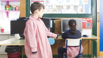 Ni&ntilde;os en un aula. 