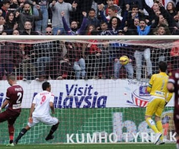 El delantero colombiano volvió al gol después de tres partidos. Hizo el segundo gol de la victoria 3-0 al Córdoba y completó 13 anotaciones en la liga Española.