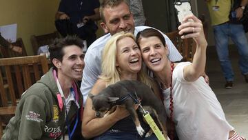 Ruth Beitia se hace una fotografía junto al baloncestista Iñaki de Miguel y la paralímpica Gemma Hansen-Bey.
