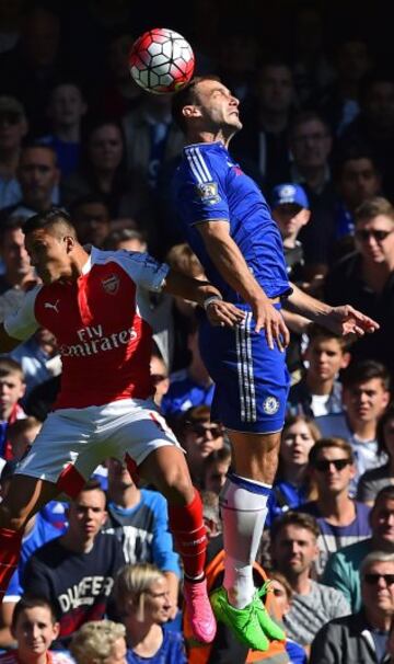 Alexis Sanchez lucha la pelota con Ivanovic en Stamford Bridge.