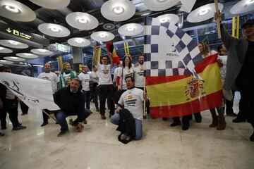 Los campeones de coches del Dakar 2018 llegaron al aeropuerto de Madrid en medio de una gran expectación y de decenas de seguidores que les vitorearon a su llegada.