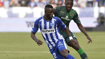 Wakaso protege el balón.