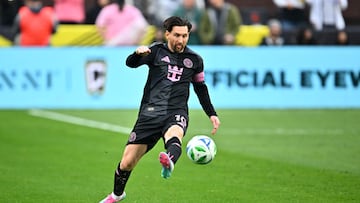 CLEVELAND, OHIO - APRIL 19: Lionel Messi #10 of Inter Miami moves the ball down field during the second half against the Columbus Crew at Huntington Bank Field on April 19, 2025 in Cleveland, Ohio. Jason Miller/Getty Images/AFP (Photo by Jason Miller / GETTY IMAGES NORTH AMERICA / Getty Images via AFP)