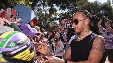 Mercedes' British driver Lewis Hamilton signs autographs to fans as he arrives ahead of the Formula One Australian Grand Prix in Melbourne on March 22, 2024. (Photo by WILLIAM WEST / AFP) / -- IMAGE RESTRICTED TO EDITORIAL USE - STRICTLY NO COMMERCIAL USE --