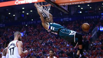 Giannis Antetokounmpo machaca durante los últimos playoffs ante los Toronto Raptors.
