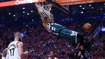 Giannis Antetokounmpo machaca durante los &uacute;ltimos playoffs ante los Toronto Raptors.