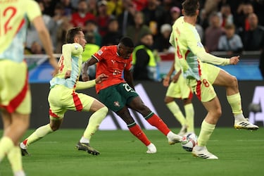 1-1. Se cuela Nuno Mendes en el área española y con la pierna izquierda, suleta un potente disparo cruzado para batir a Unai Simón.