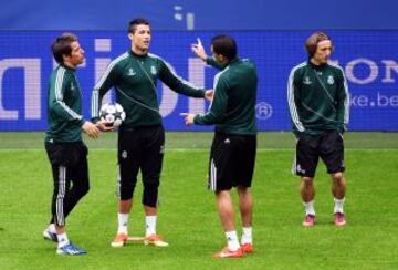 Coentrao, Cristiano Ronaldo y Pepe durante el entrenamiento del Real Madrid en Dortmund previo al partido de semifinales de Champions League.