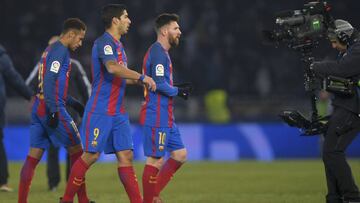 Neymar, Messi y Su&aacute;rez abandonan el Juventus Stadium el pasado martes.