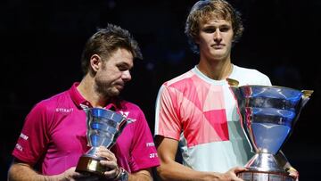 Wawrinka observa el trofeo de Zverev (dcha.).