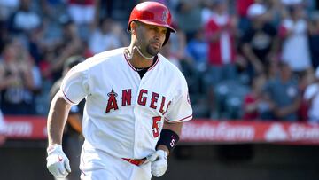 Pujols jugó los primeros 11 años de su carrera en las Grandes Ligas con los Cardinals y con ellos ganó las Series Mundiales de 2006 y 2011.